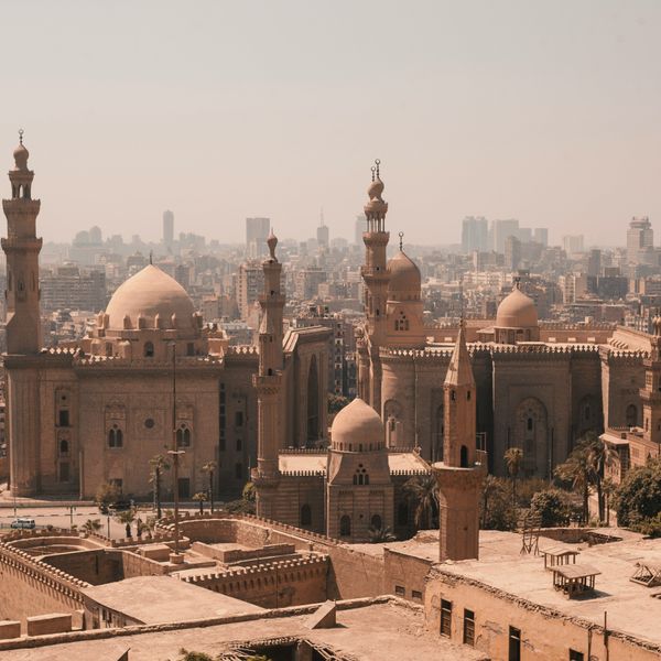 Vue aérienne sur les dômes et les minarets des mosquées du Caire historique dans une atmosphère sablonneuse
