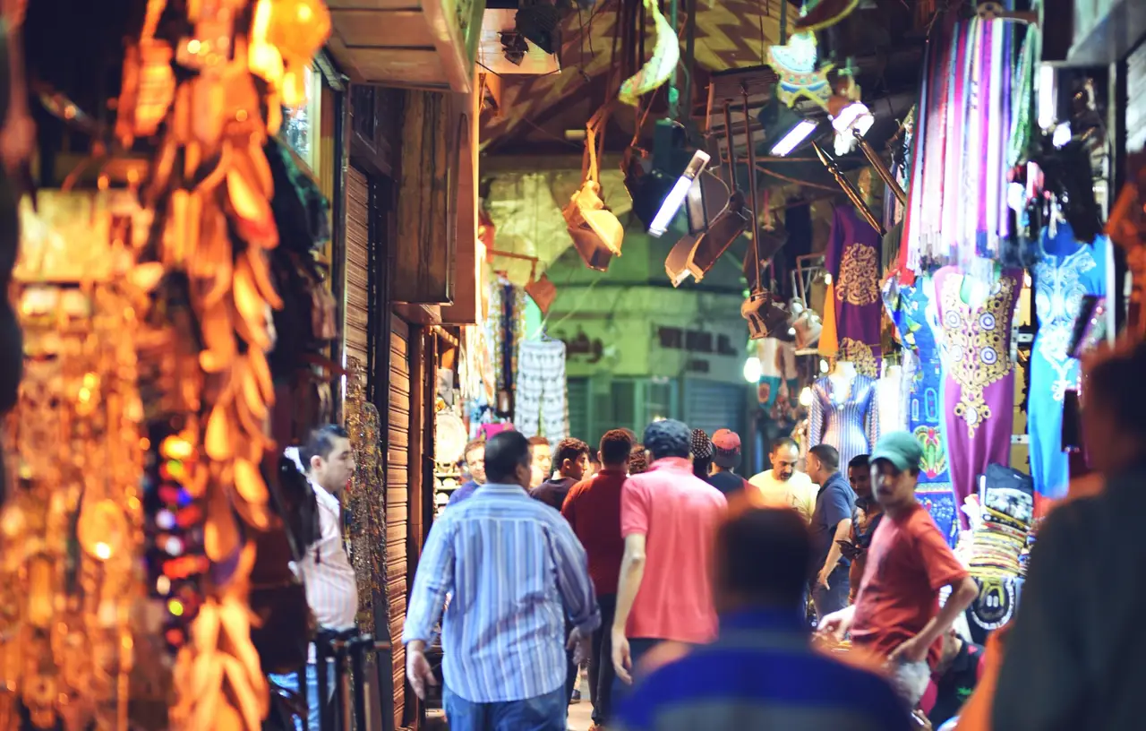 Habitants marchant dans le bazar du Caire