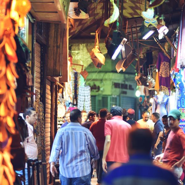 Habitants marchant dans le bazar du Caire