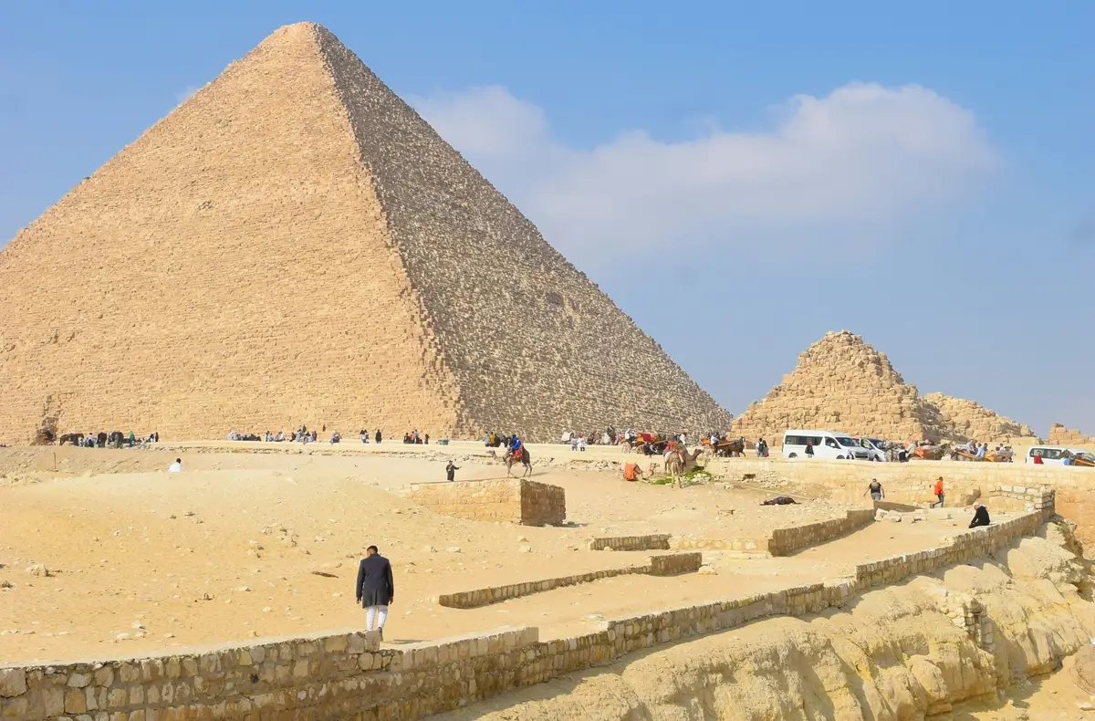 La grande pyramide de Khéops dominant le plateau désertique de Gizeh
