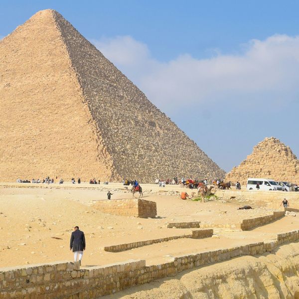 La grande pyramide de Khéops dominant le plateau désertique de Gizeh