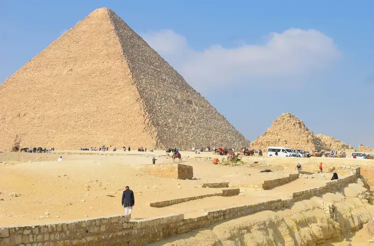 La grande pyramide de Khéops dominant le plateau désertique de Gizeh