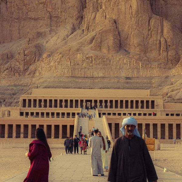 Le temple funéraire de la reine Hatchepsout avec ses terrasses adossées aux falaises de calcaire de Deir el-Bahari