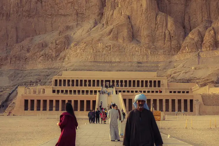 Le temple funéraire de la reine Hatchepsout avec ses terrasses adossées aux falaises de calcaire de Deir el-Bahari