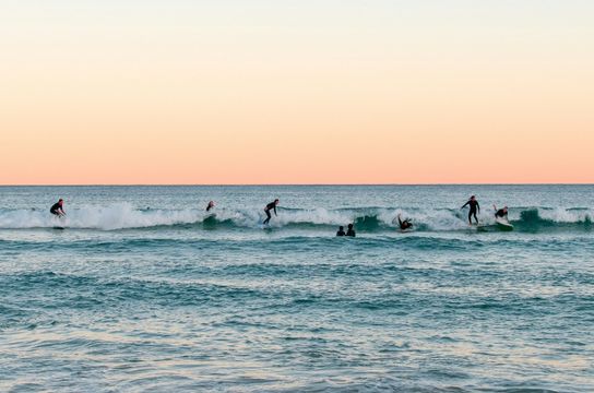 Surfeurs profitant des vagues à Bondi Beach au coucher du soleil
