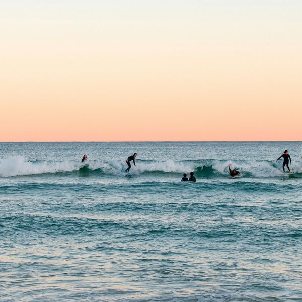 Surfeurs profitant des vagues à Bondi Beach au coucher du soleil