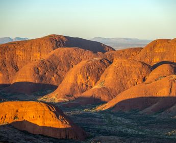Dômes rocheux ocre de Kata Tjuta dans le désert australien