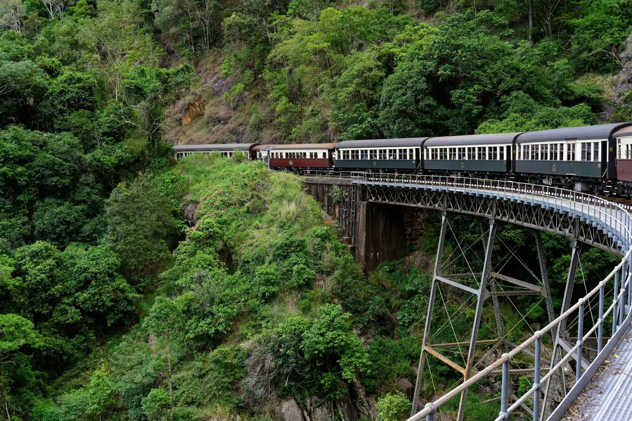 Train historique de Kuranda traversant un pont dans la forêt tropicale