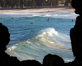 Vue de Manly Beach à Sydney depuis une grotte rocheuse