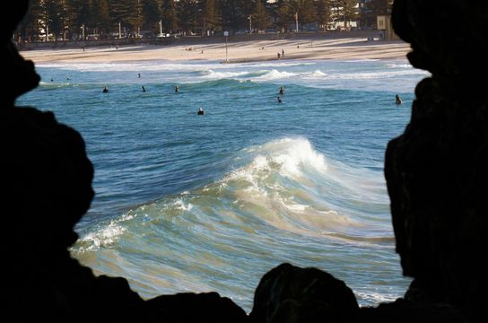 Vue de Manly Beach à Sydney depuis une grotte rocheuse