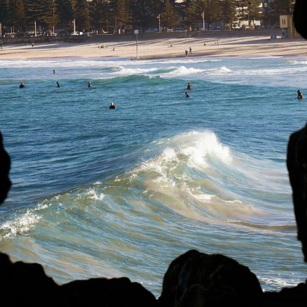 Vue de Manly Beach à Sydney depuis une grotte rocheuse
