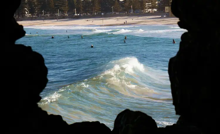 Vue de Manly Beach à Sydney depuis une grotte rocheuse