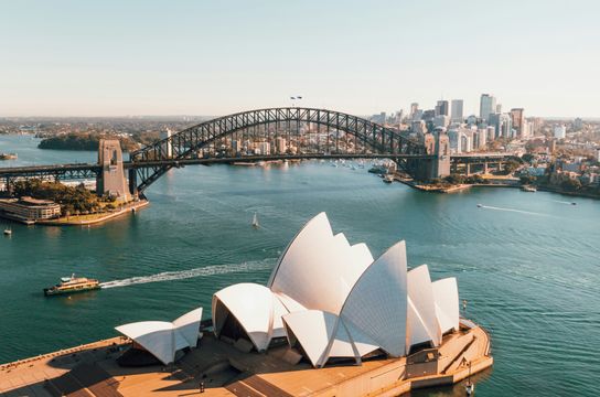 Opéra de Sydney et Harbour Bridge sous un ciel clair