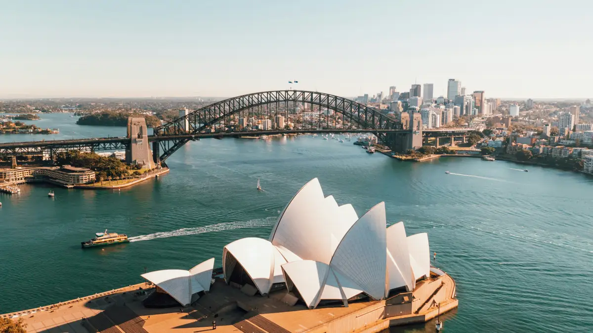 Opéra de Sydney et Harbour Bridge sous un ciel clair