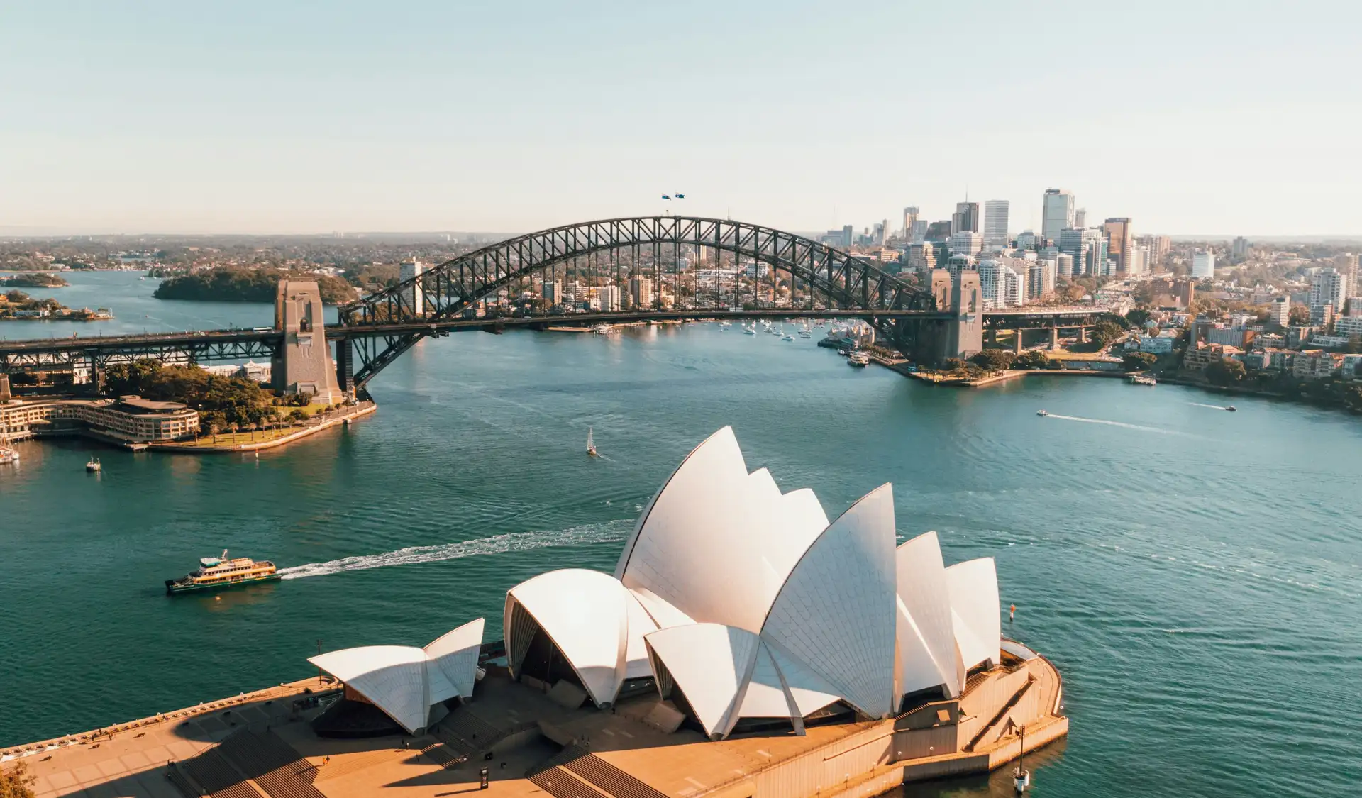 Opéra de Sydney et Harbour Bridge sous un ciel clair