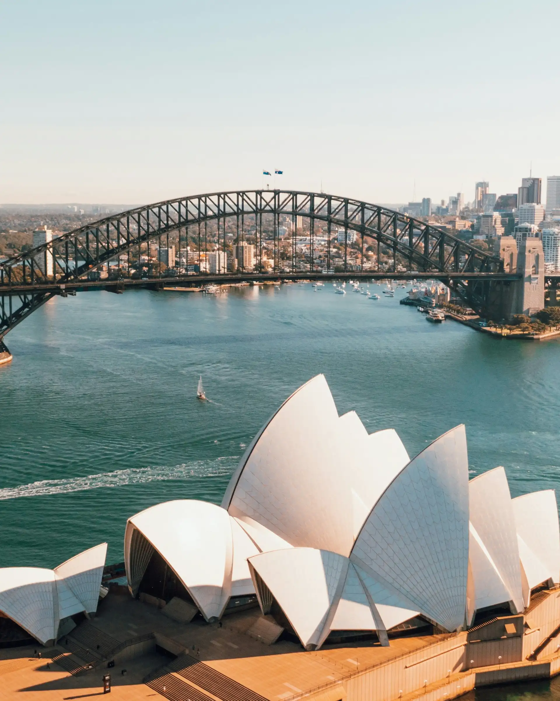 Opéra de Sydney et Harbour Bridge sous un ciel clair