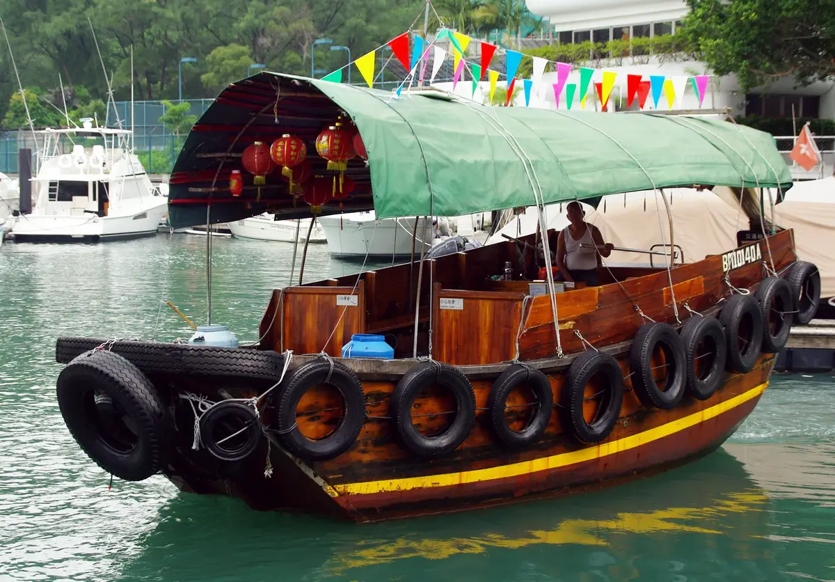 Sampan - petite embarcation côtière en bois - sur une rivière à Hong Kong