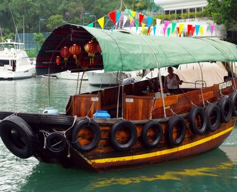 Sampan - petite embarcation côtière en bois - sur une rivière à Hong Kong