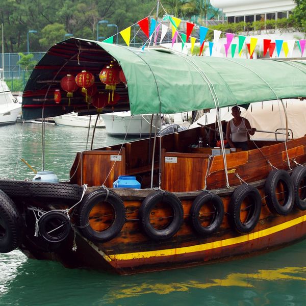 Sampan - petite embarcation côtière en bois - sur une rivière à Hong Kong