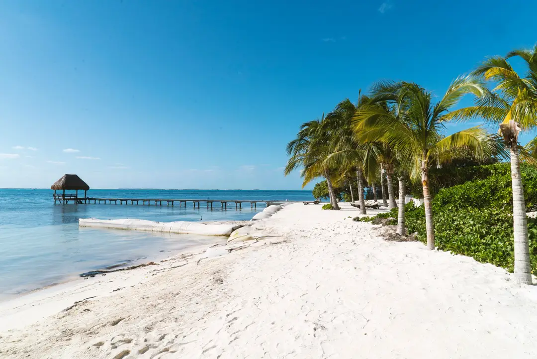 Plage de sable blanc et mer turquoise sur la côte du Yucatán