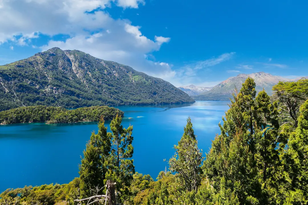 été austral argentine Vue magnifique d'un lac paisible entouré de montagnes à San Carlos de Bariloche, Argentine