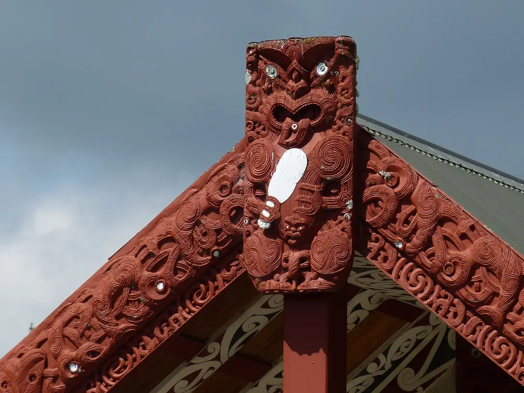 Sculptures et motifs d'un wharenui, maison de réunion māorie