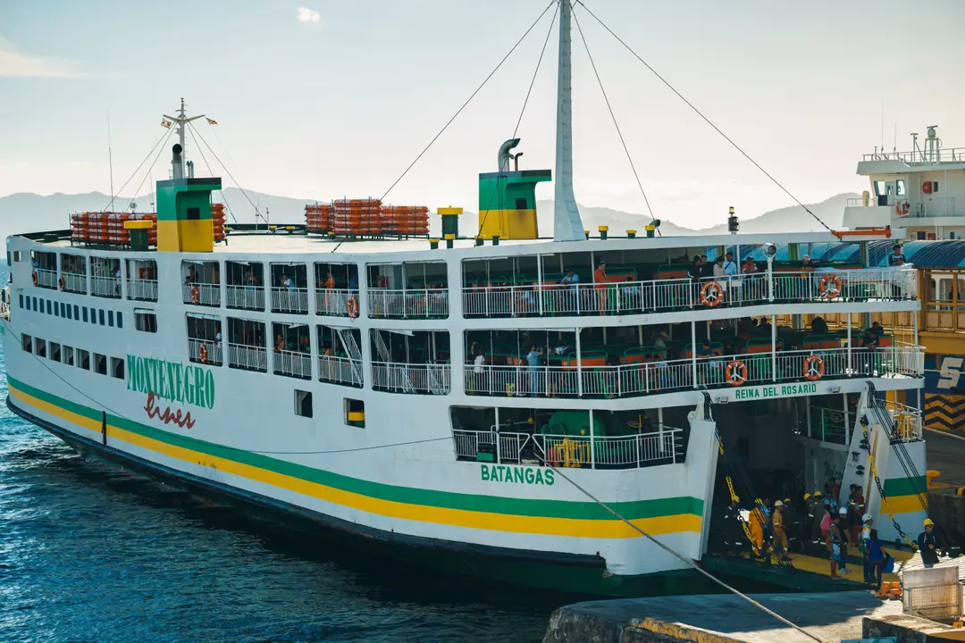 ferry de Montenegro Lines au port de Batangas.jpg