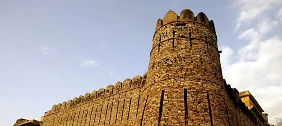Tour de guet en pierre et remparts du fort de Ramathra au Rajasthan, Inde