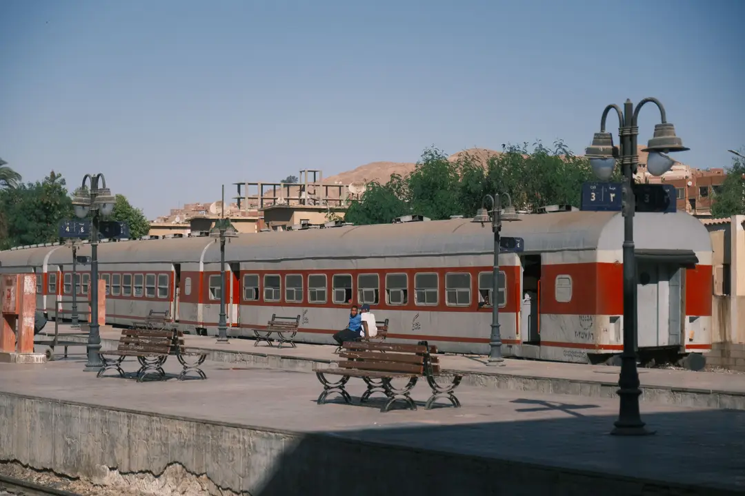 gare ferroviaire par laquelle transitent les voyageurs qui parcourent la vallée du Nil en train, reliant Le Caire, Louxor et Assouan