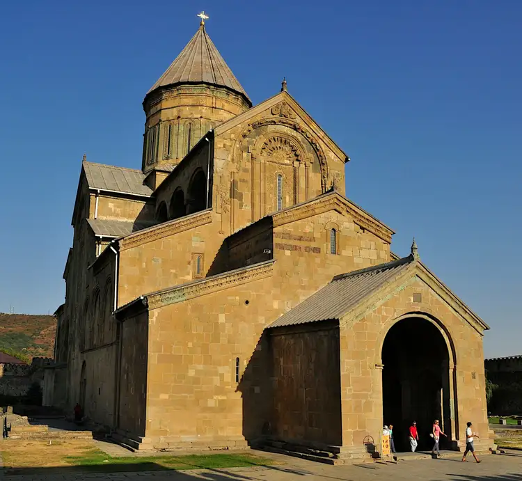 Façade majestueuse de la cathédrale orthodoxe de Svétitskhovéli sous un ciel bleu