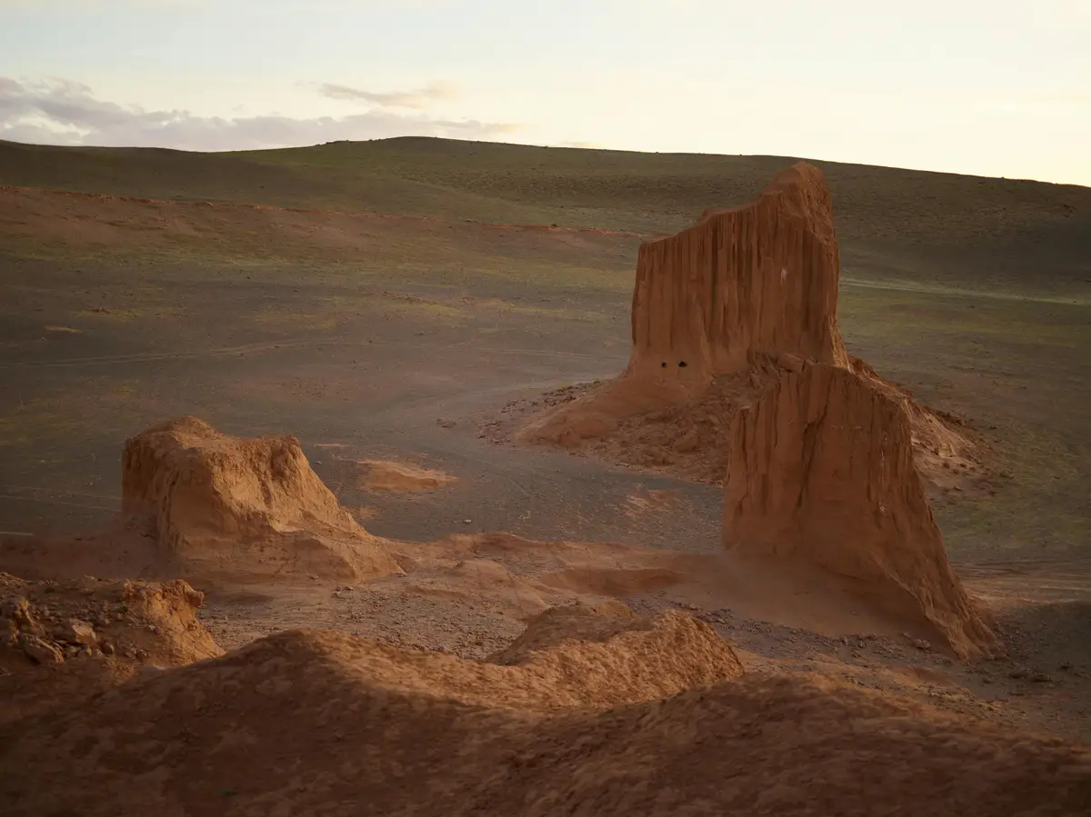 Falaises de feu de Bayanzag dans le désert de Gobi en Mongolie