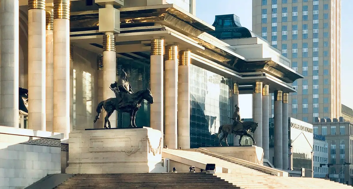 Palais gouvernemental d'Oulan-Bator, statues de guerriers mongols sous le soleil