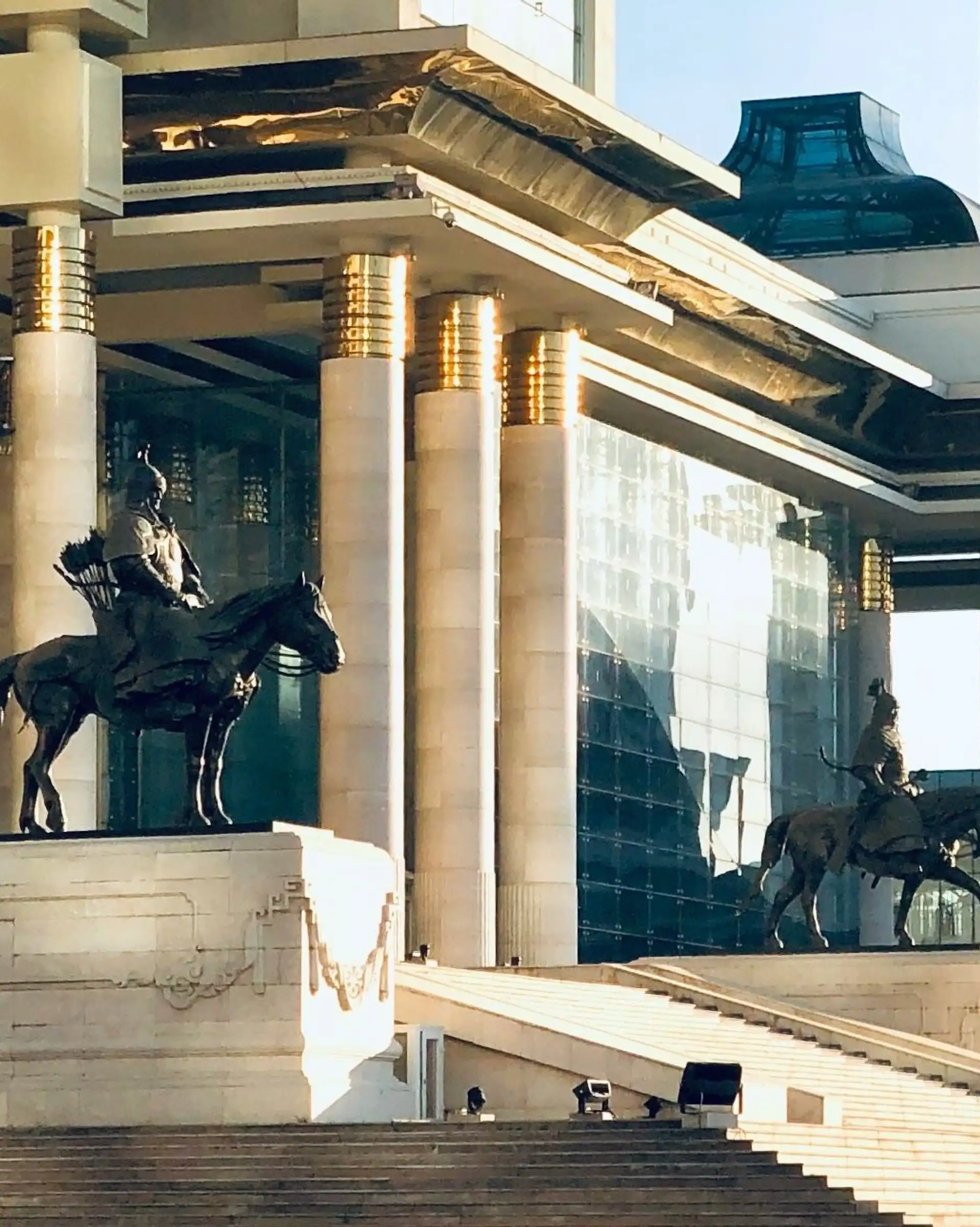 Palais gouvernemental d'Oulan-Bator, statues de guerriers mongols sous le soleil