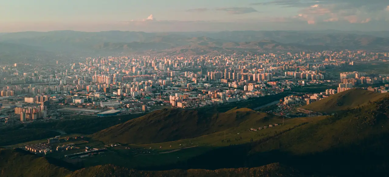 Panorama urbain de la capitale mongole au crépuscule