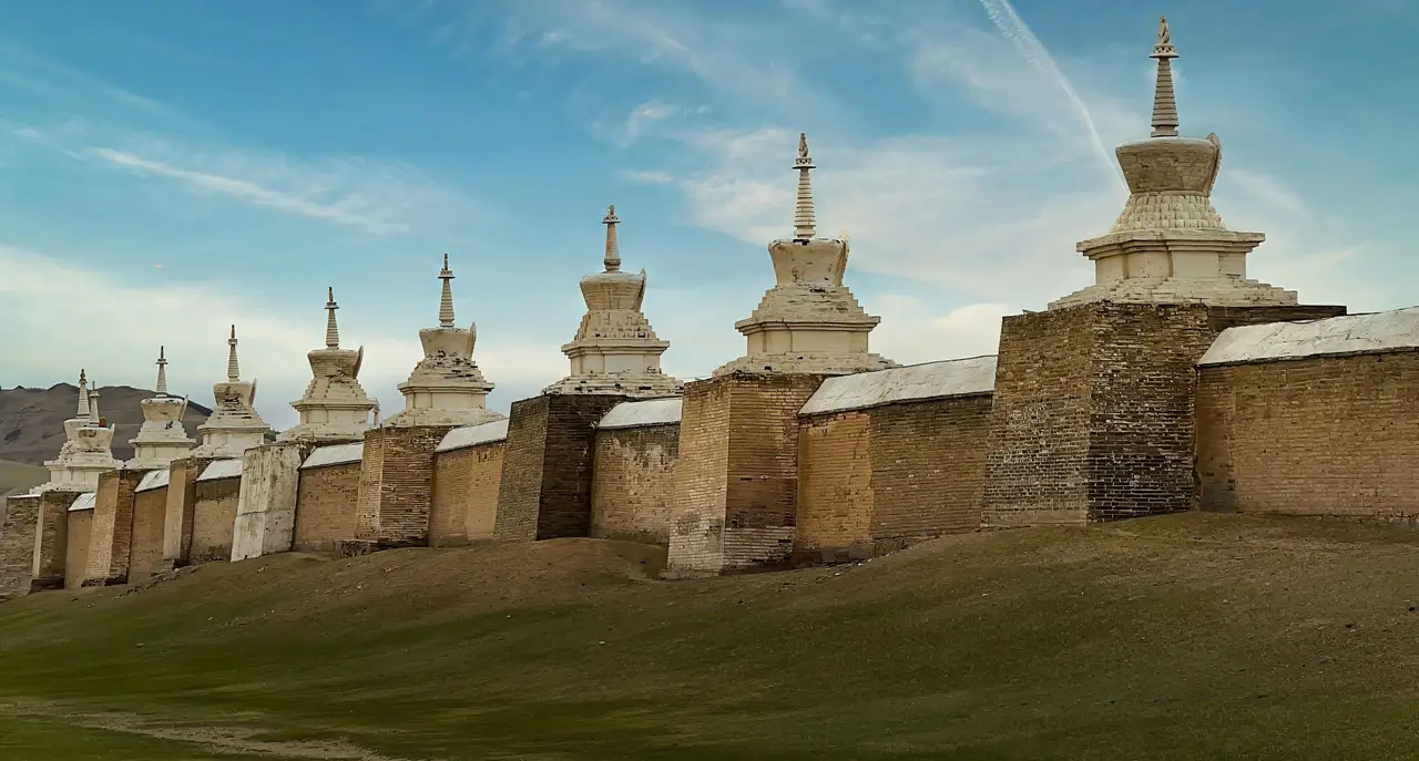 Alignement de stupas sacrés entourant le plus vieux monastère mongol