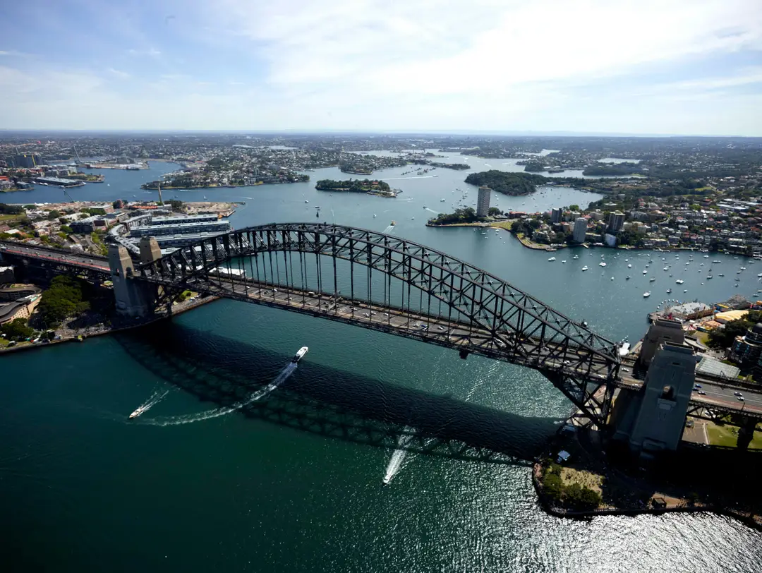 Vue aérienne du célèbre Harbour Bridge surplombant la baie de Sydney