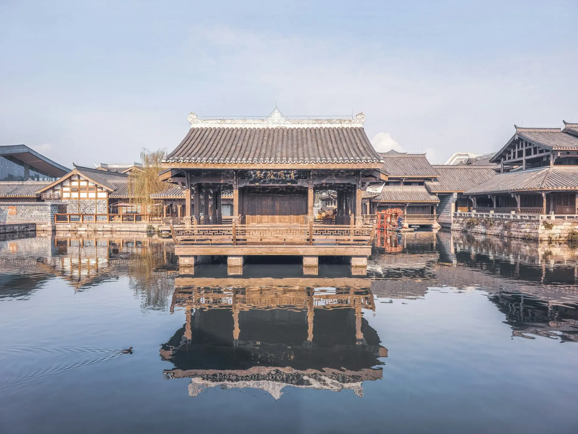 Structure chinoise au milieu d'un fleuve