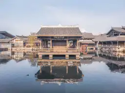 Structure chinoise au milieu d'un fleuve