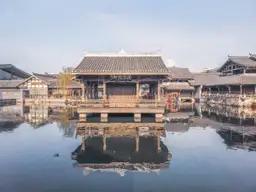 Structure chinoise au milieu d'un fleuve