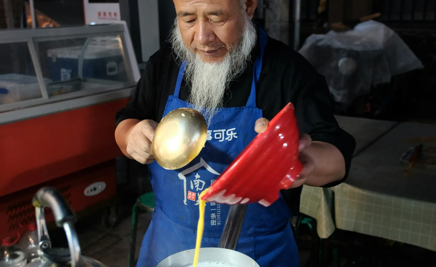 Habitant chinois cuisinant dans sa boutique