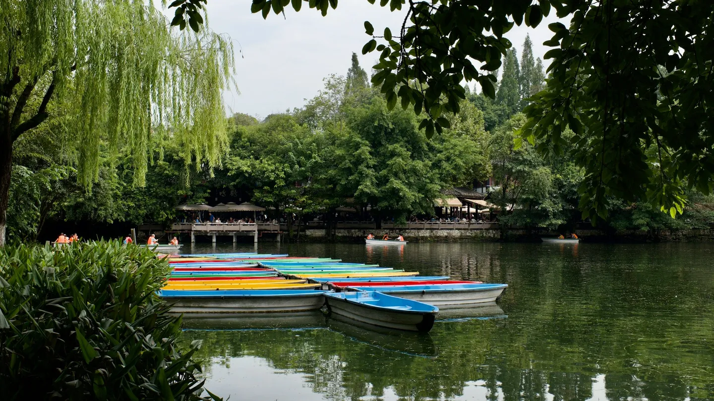 Barques colorées sur un fleuve dans le Sichuan