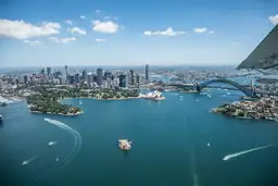 Vue aérienne panoramique sur la baie de Sydney, le Harbour Bridge et la skyline des gratte-ciels en Australie.