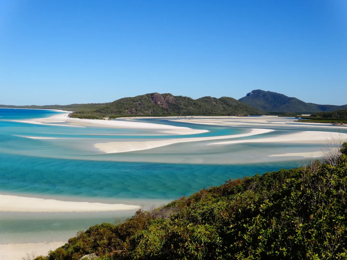 Bancs de sable d'un blanc pur serpentant dans les eaux dégradées de turquoise et d'azur à Hill Inlet, sur l'île de Whitsunday