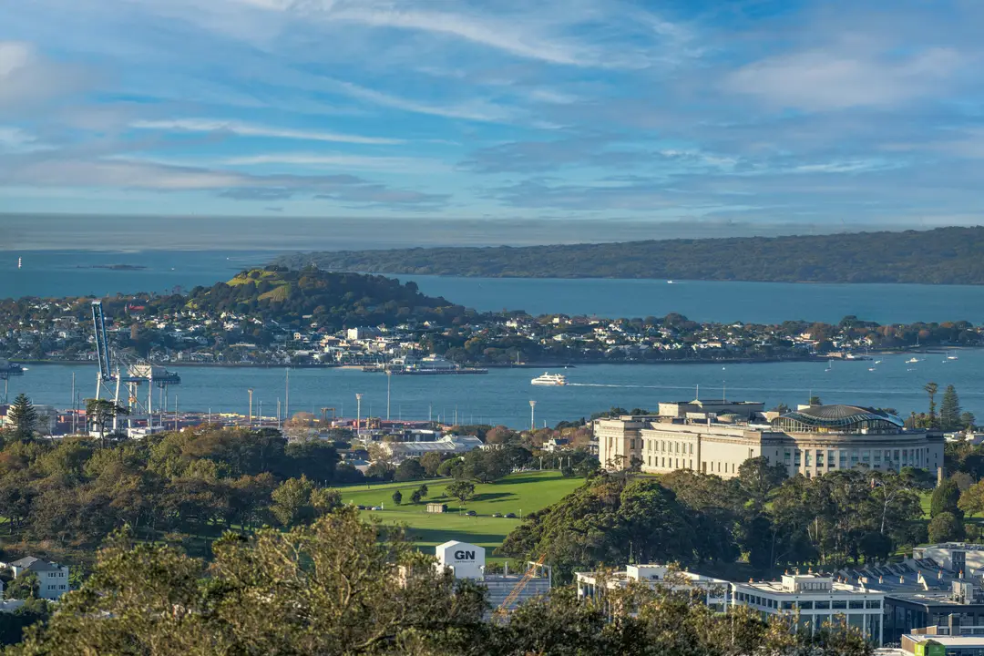 Vue panoramique sur la ville d'Auckland, son musée et sa baie en Nouvelle-Zélande