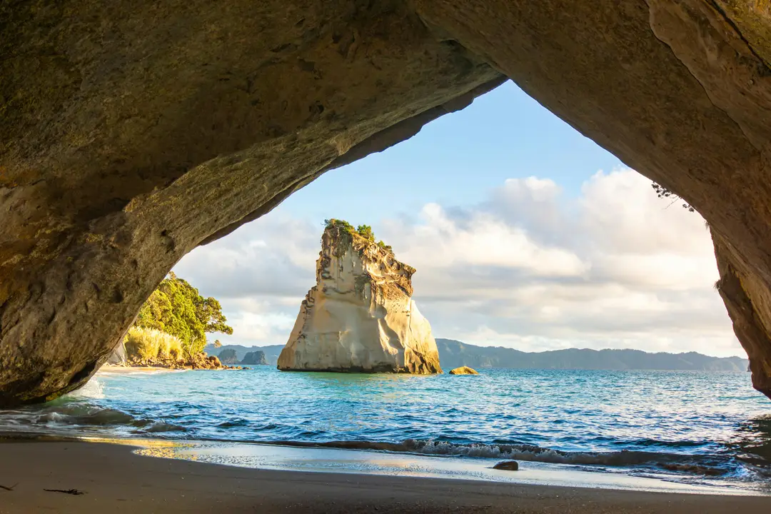 Arche rocheuse naturelle de Cathedral Cove ouvrant sur une plage paradisiaque à Coromandel, Nouvelle-Zélande