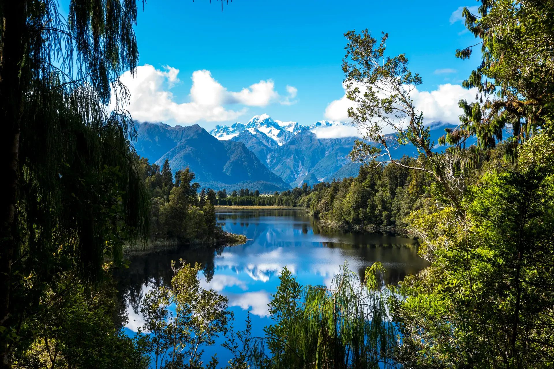 Somptueux reflets des Alpes du Sud dans les eaux paisibles du lac Matheson en Nouvelle-Zélande