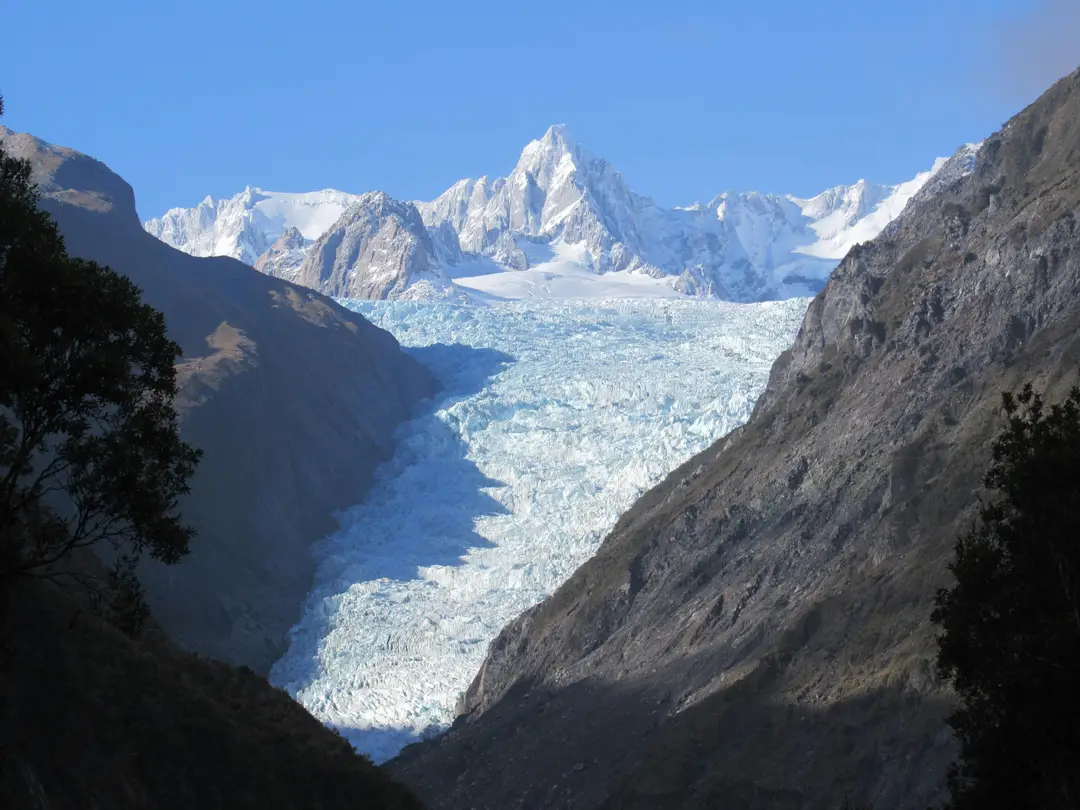 Impressionnante langue glaciaire du glacier Fox descendant entre les montagnes escarpées de Nouvelle-Zélande
