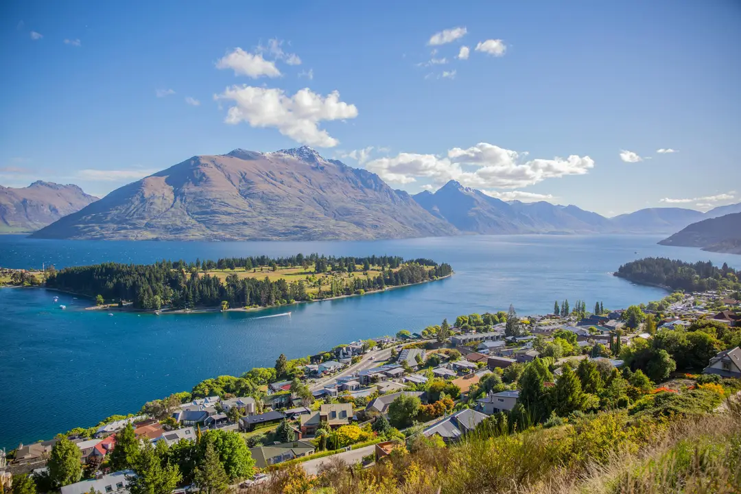 Panorama sur la ville de Queenstown et le lac Wakatipu bordé de montagnes en Nouvelle-Zélande
