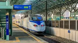 Les transports en Corée du Sud – Train à grande vitesse KTX stationné à quai dans une gare moderne.