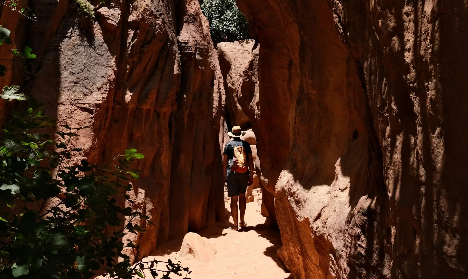 Personne faisant un trek dans le désert Wadi Rum